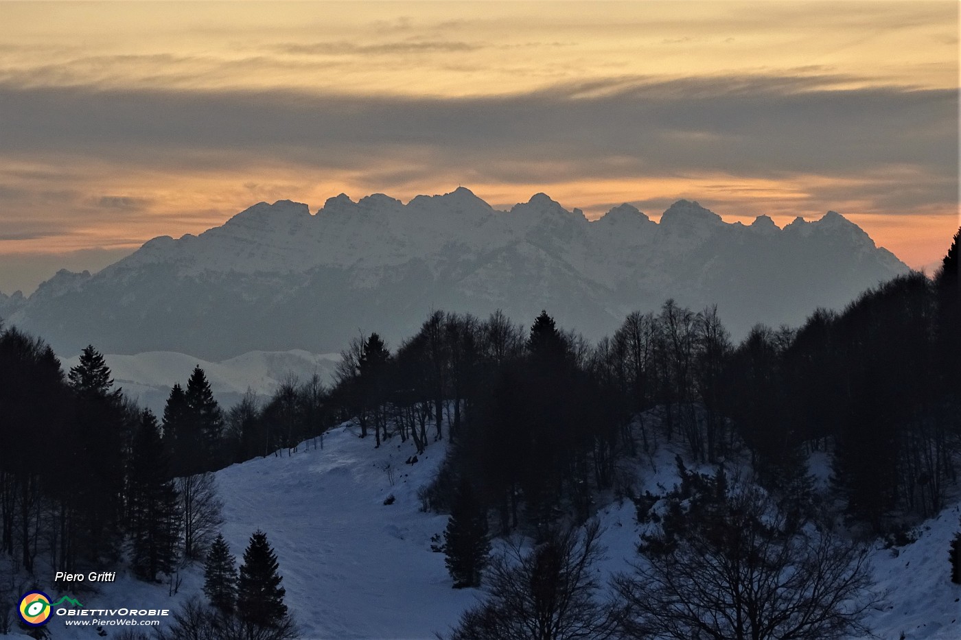 71 Il Resegone nei colori del tramonto.JPG